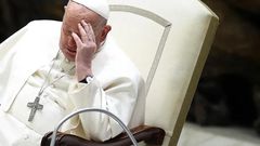 Le Pape François toujours hospitalisé pour une pneumonie affectant ses deux poumons/Guglielmo Mangiapane / REUTERS