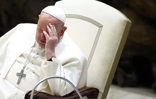 Le Pape François toujours hospitalisé pour une pneumonie affectant ses deux poumons/Guglielmo Mangiapane / REUTERS