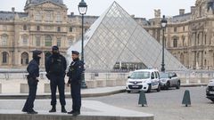 Des agents de sécurité devant le Musée du Louvre