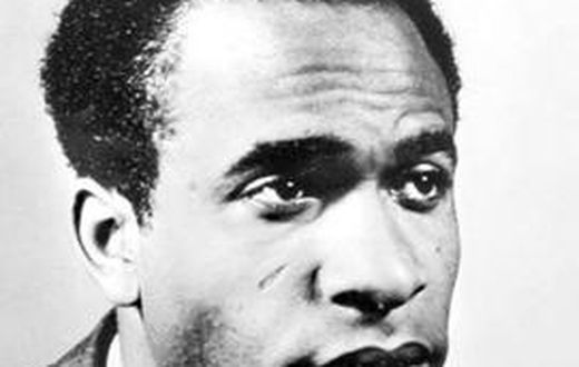 Qui est Frantz Fanon, ce médecin qui a révolutionné  la psychiatrie chez les noirs