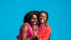 Les jeunes filles heureuses posant pour des photos