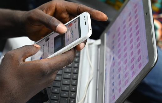 Un jeune manipulant son téléphone/Le Monde