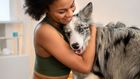 Femme avec son chien de compagnie/ Freepik