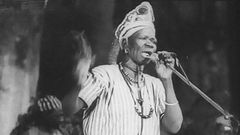 Zélé de Papara lors d'une de ses performances au palais des congrès de l'hôtel Ivoire d'Abidjan, 1989.