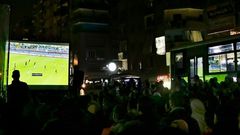 Des fans qui regardent un match de football a la télévision