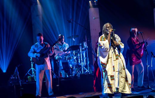 Tiken Jah est le premier ivoirien à participer au 'Grand Choral' et fait une prestation magnifique