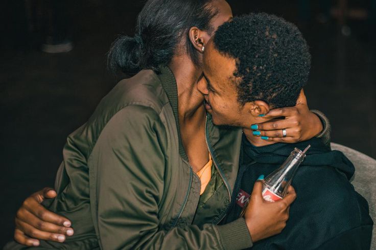 Un couple flirte / One Zone Studio