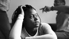Une fille assise pensive