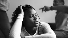 Une fille assise pensive