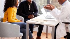 Un couple chez un médecin