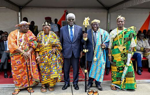 Le gouvernement remet 95 véhicules neufs aux chefs ébrié du District d'Abidjan