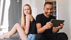 Is it love or a trap? Here's how to spot a lovebomber in the talking stage