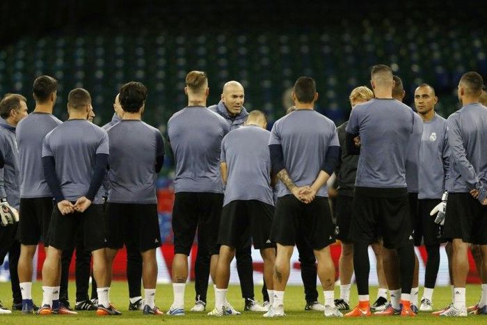 Real Madrid's coach Zinedine Zidane (C) takes part in a training session at The Principality Stadium in Cardiff, on June 2, 2017