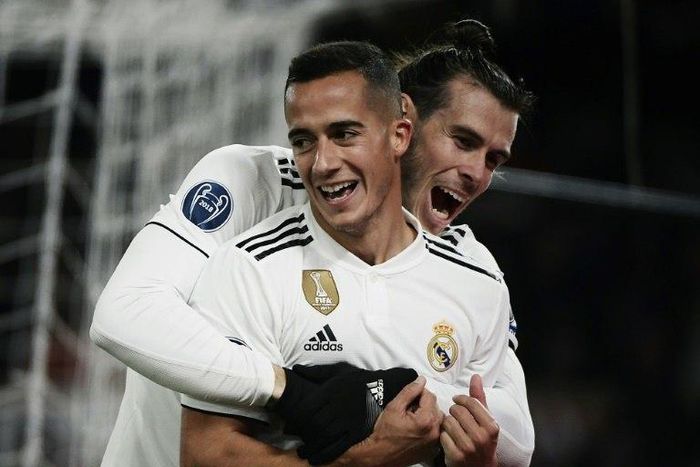 Gareth Bale and Lucas Vazquez score as Real Madrid beat Roma and qualify for the last 16 of the Champions League