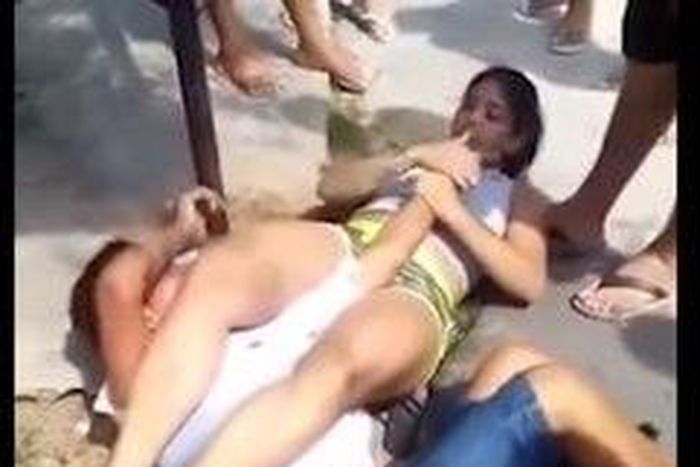 Robber runs out of breath as woman immobilises him with bare hand