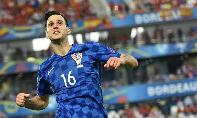 Croatian international striker Nikola Kalinic has completed a move to AC Milan from Fiorentina, both clubs announced