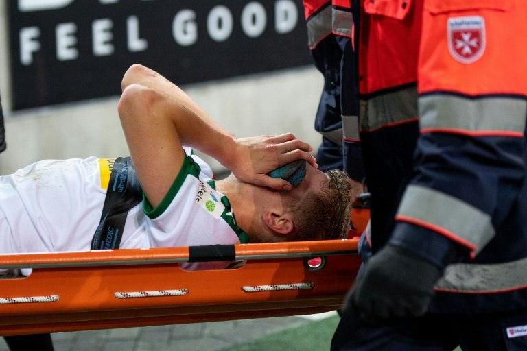 Moenchengladbach defender Matthias Ginter is expected to be out for up to six weeks after fracturing his cheekbone and eye socket last Sunday in a horror collision with Hanover 96's Noah Sarenren Bazee, who was left concussed.