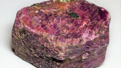 Slay queen angrily smashes her ‘Tonga’ with big stone