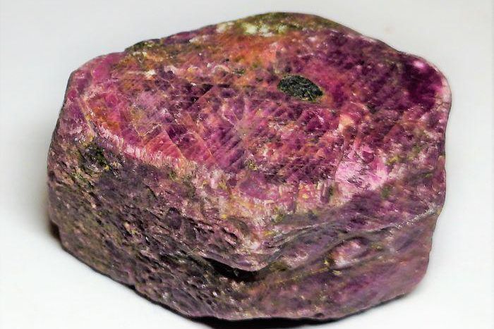 Slay queen angrily smashes her ‘Tonga’ with big stone