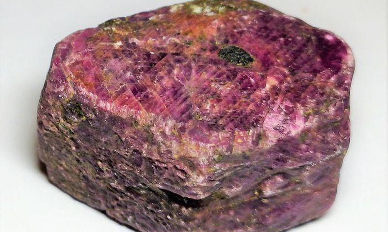 Slay queen angrily smashes her ‘Tonga’ with big stone