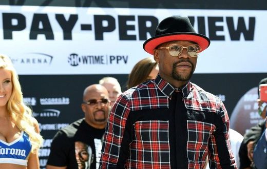 Boxer Floyd Mayweather Jr. arrives at Toshiba Plaza on August 22, 2017 in Las Vegas, Nevada