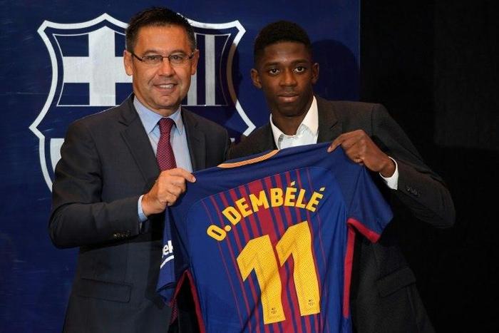 Barcelona's new player Ousmane Dembele (R) poses with his new jersey next to Barcelona's president Josep Maria Bartomeu at the Camp Nou stadium on August 28, 2017