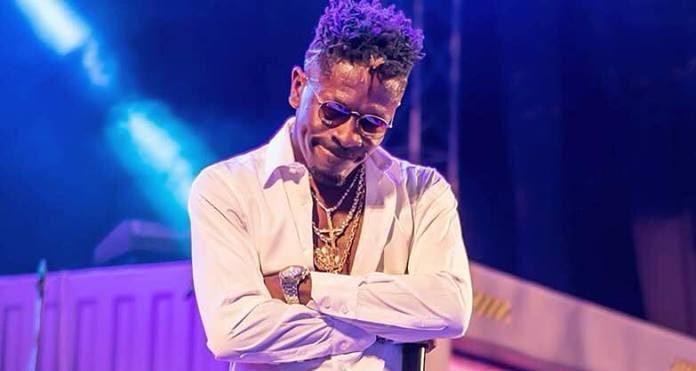 ___9164552___2018___12___4___7___shatta-wale-disses-officer-who-assaulted-woman-fans-are-roasting-him-696x371