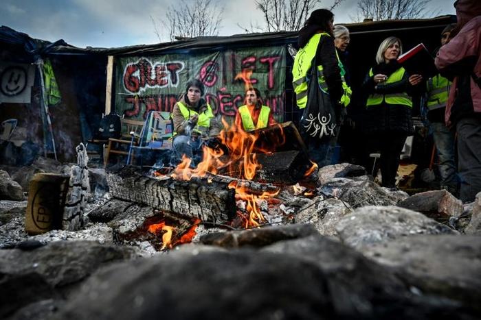"Yellow vest" demonstrators have vowed to continue their protest until the government takes "real" measures to reduce inequalities