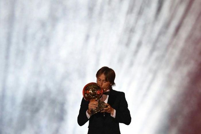 Real Madrid and Croatia midfielder Luka Modric kisses the trophy after receiving the 2018 Ballon d'Or