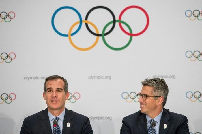 Los Angeles mayor Eric Garcetti (left) and LA 2028 chaiman Casey Wasserman (R) speak to the press in Lausanne, Switzerland, in July 2017