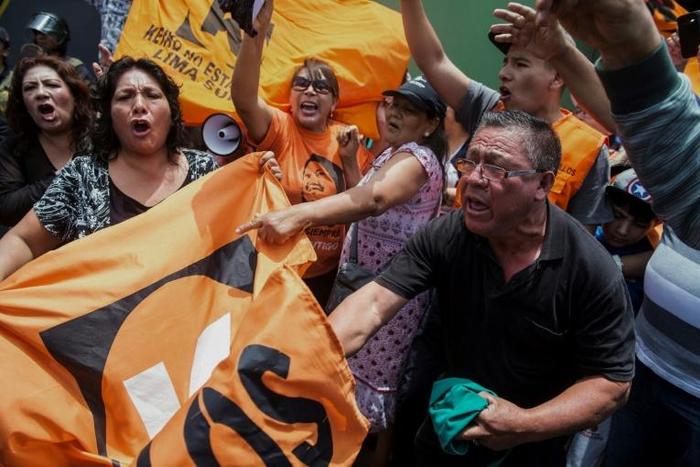 Supporters of Peruvian opposition leader Keiko Fujimori outside the prison where she is being held, in Lima, November 1, 2018. A court is to hear her appeal on Saturday