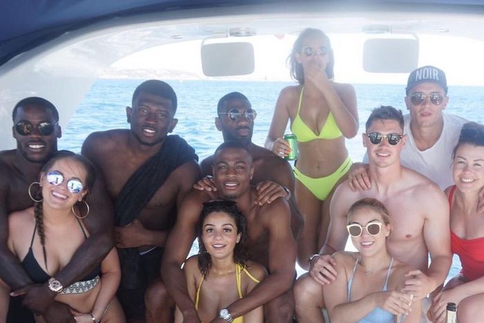 Jeffrey Schlupp cruises with fine baes on vacation