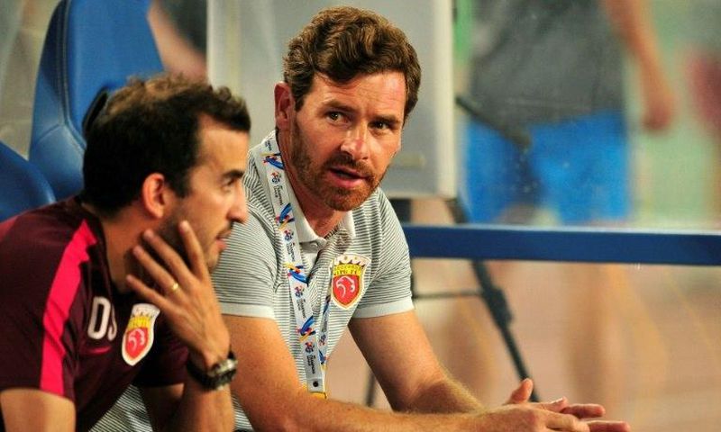 Shanghai SIPG coach Andre Villas-Boas (R) said his team's trip home from a weekend defeat had been "very bad" due to flight delays