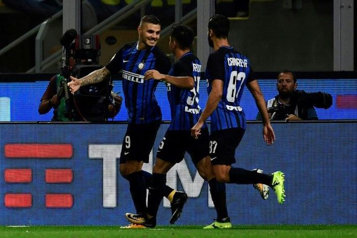 Inter Milan's forward Mauro Icardi (L) celebrates after scoring a penalty kick on August 20, 2017