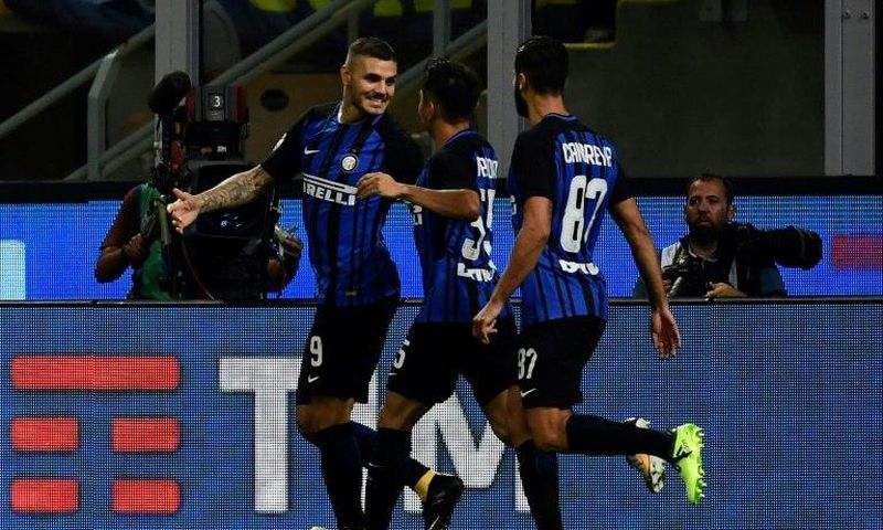 Inter Milan's forward Mauro Icardi (L) celebrates after scoring a penalty kick on August 20, 2017