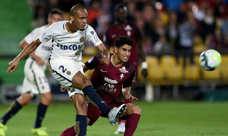 Metz' midfielder Geronimo Poblete (R) vies with Monaco's defender Fabinho during the French L1 football match between August 18, 2017