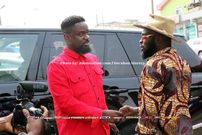 VIDEO: M.anifest storms Hitz FM to congratulate Sarkodie during a live interview