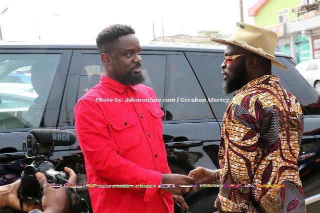 VIDEO: M.anifest storms Hitz FM to congratulate Sarkodie during a live interview