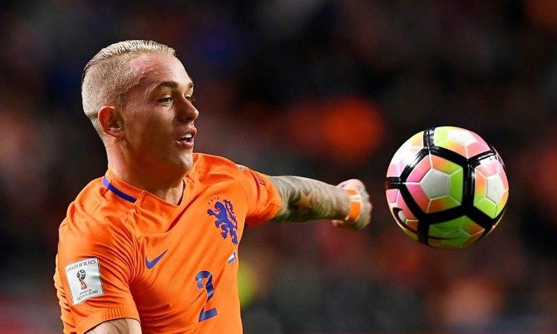 Netherlands' defender Rick Karsdorp controls the ball during the FIFA World Cup 2018 qualifying football match against France on October 10, 2016