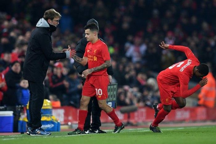 Liverpool's Philippe Coutinho (C) shakes hands with team manager Jurgen Klopp during a EFL (English Football League) Cup match in Liverpool, in January 2017