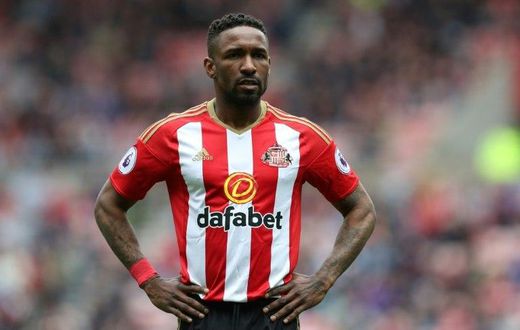 Sunderland's English striker Jermain Defoe gestures during the English Premier League football match against Swansea City May 13, 2017