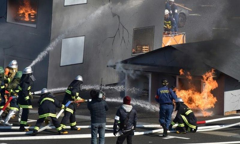 The Tokyo metropolitan government is busy drawing up a multilingual evacuation manual with instructions for overseas Olympic visitors, who come for the 2020 Games, due to be ready early in 2018, while disaster awareness exercises for foreigners have al...