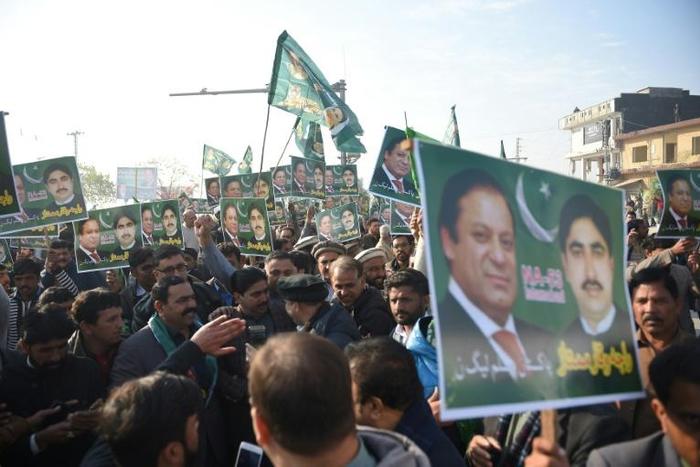 Supporters of three-time Pakistani prime minister Nawaz Sharif scuffled with security forces outside the courtroom