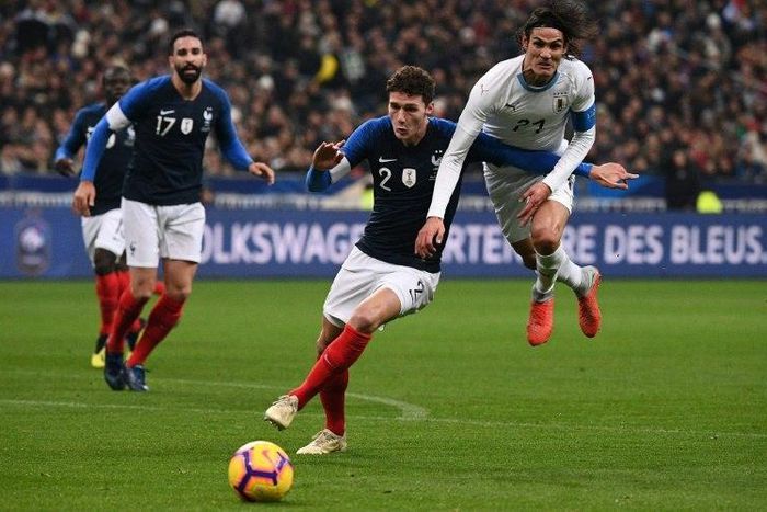 France defender Benjamin Pavard (C) vies with Uruguay forward Edinson Cavani during a November 20 friendly at the Stade de France.