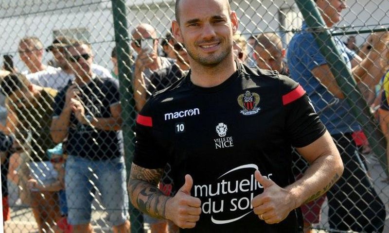 Dutch midfielder Wesley Sneijder arrives for a training at the Nice football club on August 7, 2017
