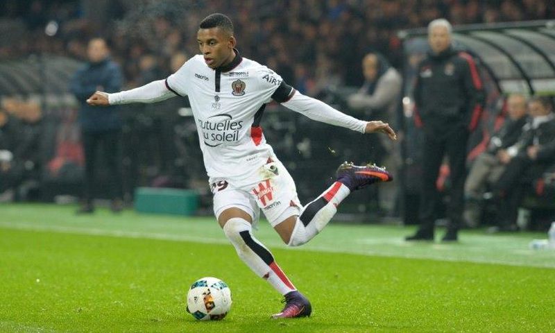 Nice's Brazilian defender Dalbert Henrique dribbles during the French L1 football match Guingamp against Nice on November 30, 2016 at the Roudourou stadium in Guingamp