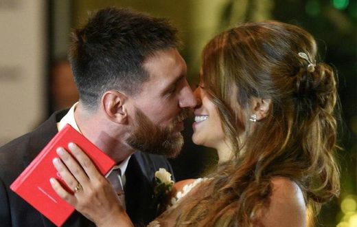 Argentine football star Lionel Messi and bride Antonella Roccuzzo pose for photographers just after their wedding in Rosario, Argentina on June 30, 2017