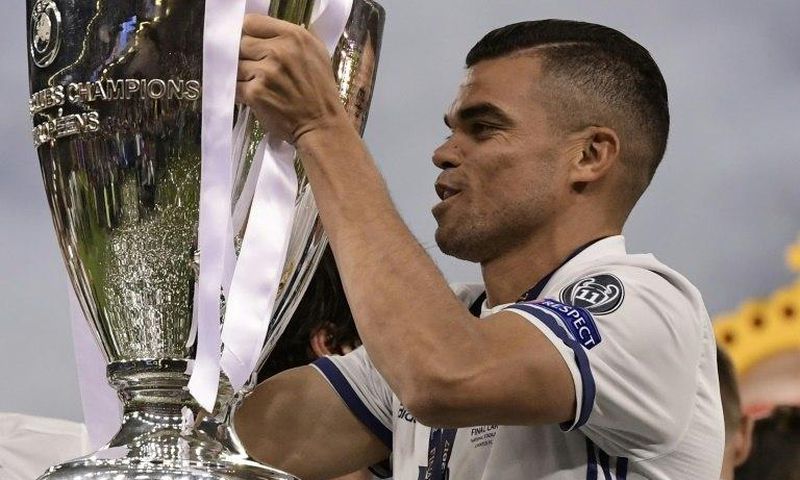 Real Madrid defender Pepe lifts the Champions League trophy in Cardiff, south Wales, on June 3, 2017
