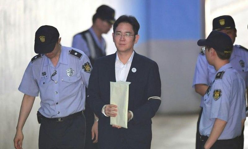 Lee Jae-Yong, the vice-chairman of Samsung Electronics, is escorted by prison guards as he arrives in court