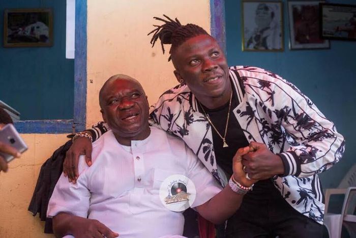 Stonebwoy pays courtesy call on Chief of Elmina